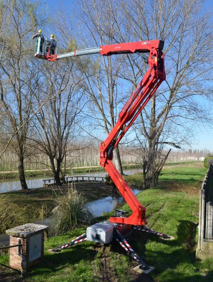 Electric tracked boom lift
