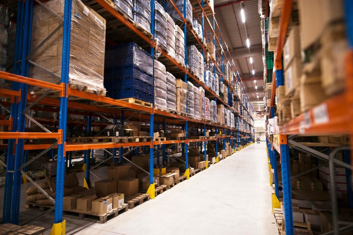 Self-propelled electric scissor lifts for warehouses: features and operating requirements